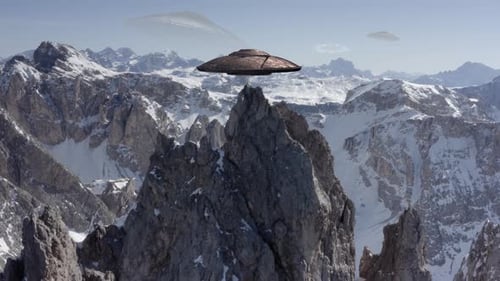 Platillos voladores UFO sobre las montañas de los Alpes, vista aérea