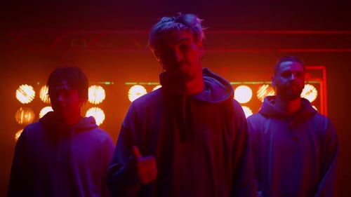 Le leader d'un groupe de hip hop lève le pouce sur la scène d'une boîte de nuit, prêt pour un spectacle de talents
