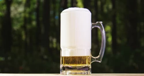 Derrame lentamente, criando espuma cremosa, líquido dourado fluindo lentamente, respingo de cerveja em câmera lenta, despeje suavemente