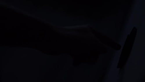 Processo de alcançar o interruptor manual na parede e apagar as luzes com o dedo e depois desligá-lo do contraste