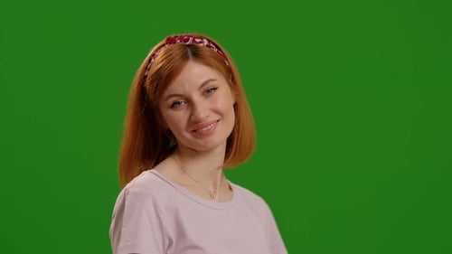 Mujer con los brazos cruzados en pantalla verde, estudio y fondo.