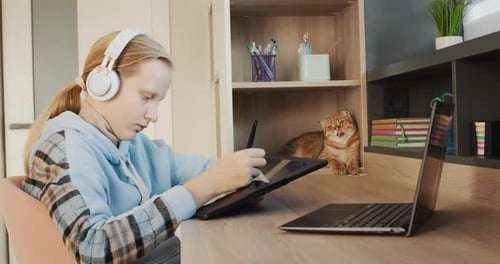 Teenage Artist Uses Graphics Tablet at Home