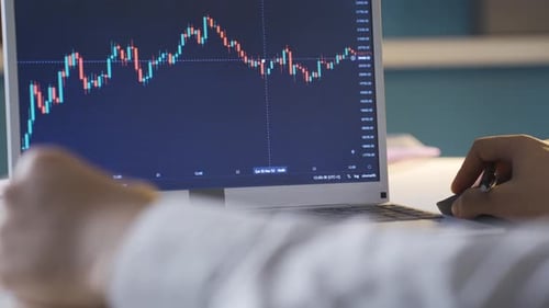 взволнованные трейдеры смотрят на график