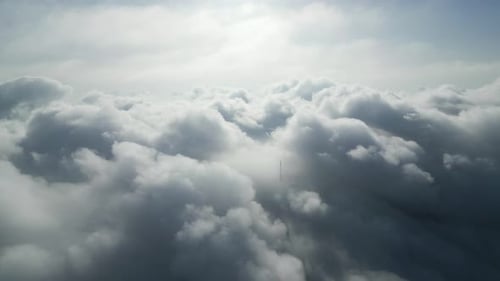 Images filmées par drone des nuages dans le ciel et des antennes