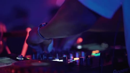 Unerkennbarer DJ am Plattenspieler, der Musik mischt und steuert