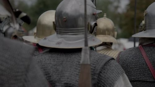 Groupe d'armées épiques Troupe de gladiateurs historiques en uniforme partant en guerre
