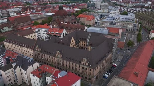 Vista aérea de drone do Museu Ferroviário Alemão em Nuremberg (DB Museum Nürnberg)
