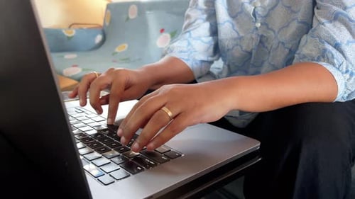 femmes tapant sur un clavier d'ordinateur portable