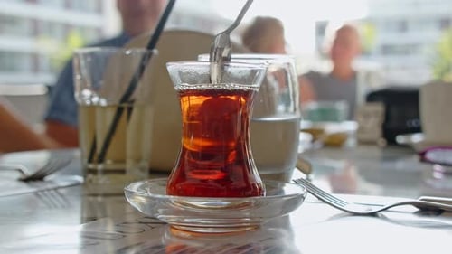 Deliciosa xícara de chá tradicional no restaurante de Chipre, vista estática de perto