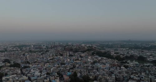Luftaufnahme von blauen Dächern bei Sonnenuntergang, Indien.