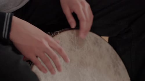 Manos tocando el tradicional tambor turco Bendir