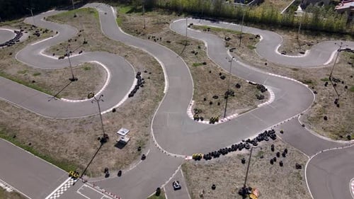 Luftaufnahmen von Go-Kart-Rennen auf kurvenreicher Strecke.