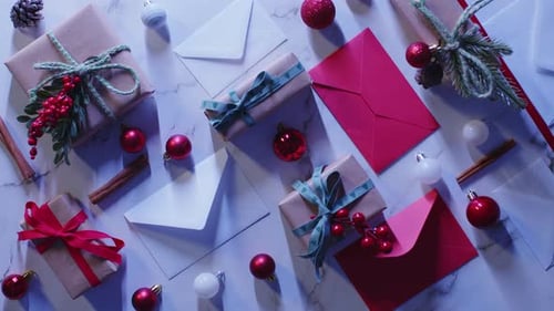 Lettres et cadeaux de Noël sur la table