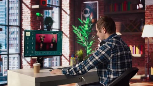 Funcionário em escritório doméstico está criando software de IA que transforma mensagens de texto em fotos