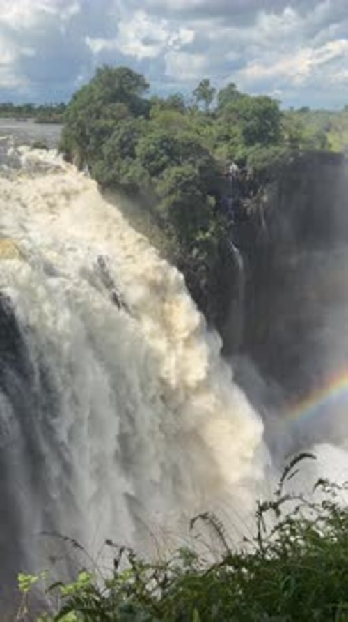 Cascade majestueuse en Namibie : une démonstration de beauté naturelle en fin d'après-midi