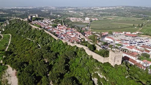 Vue aérienne du château d'Óbidos au milieu d'une végétation luxuriante au Portugal