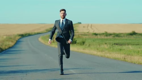 Selbstbewusster Geschäftsmann rennt entfernt die Jacke Country Road in der Nähe eines Weizenfeldes Freiheit Konzept