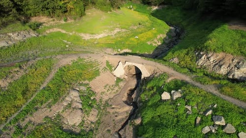 Historische Brücke und Natur
