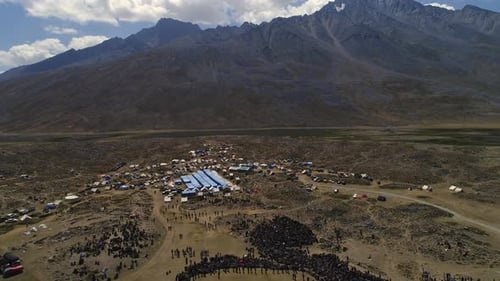 Vue aérienne du col de Shandur pendant un tournoi de polo, Gilgit-Baltistan, Pakistan.