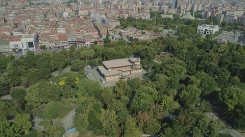 Vue aérienne vers la ville de Konya depuis la colline d'Alaeddin avec Drone