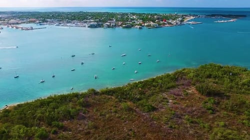 Boote, die von einer Luftdrohne oben im türkisfarbenen Wasser vor Anker gehen