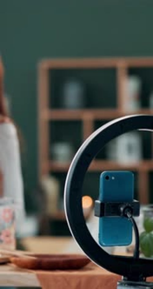 Mujer, influencer y transmisión en vivo con ingredientes o teléfono para tutoría o vlog en casa