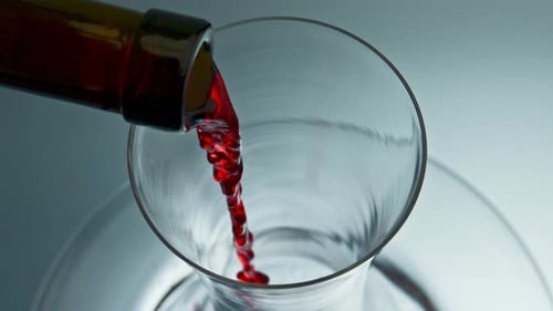 Carafe à vin avec col de bouteille, gros plan