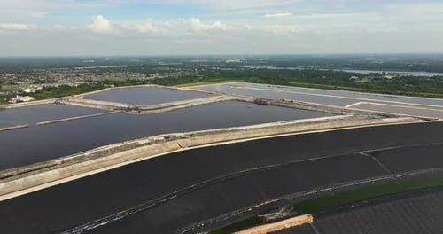 Pila industrial de fosfoyeso para almacenamiento de residuos químicos cerca de Tampa, Florida, eliminación y acumulación