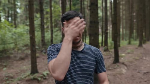 L'homme repousse les moustiques dans la forêt