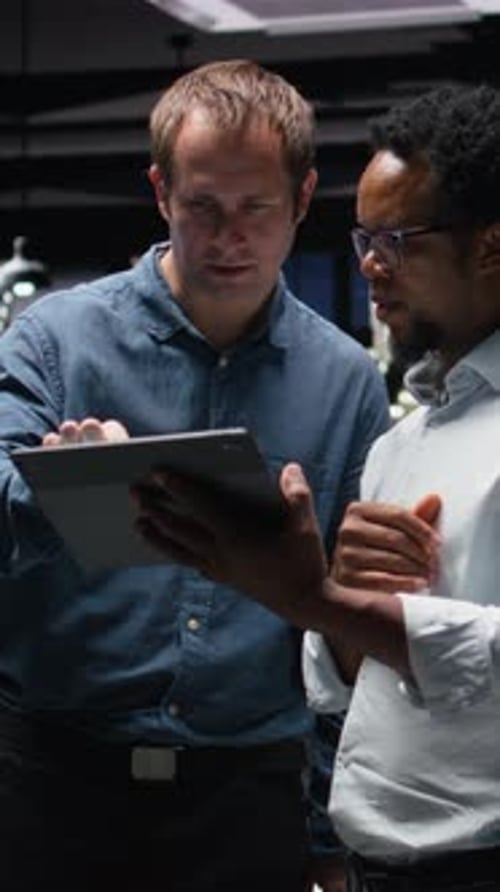 Vertikale Videoingenieure entwickeln Algorithmen für künstliche Intelligenz im modernen Büro