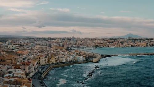 Vue aérienne de l'île d'Ortygie et de l'Etna au loin. Drone large filmé au-dessus de bâtiments historiques