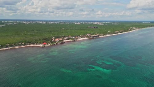 Florestas densas e cidades costeiras em praias de areia branca em Tulum, México. Foto aérea de Drone