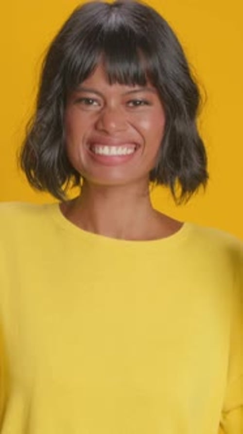 Des expressions joyeuses et des couleurs éclatantes dans un joyeux moment de connexion