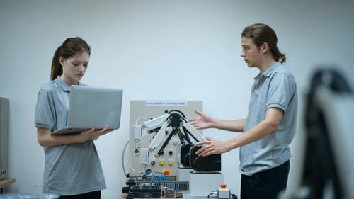 Auszubildender Robotikingenieur lernt mit dem Programmieren und Manipulieren der Roboterhand