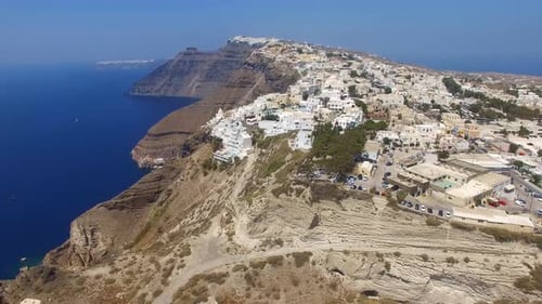Imágenes aéreas de Oia, Santorini, con famosas casas blancas y cúpulas azules