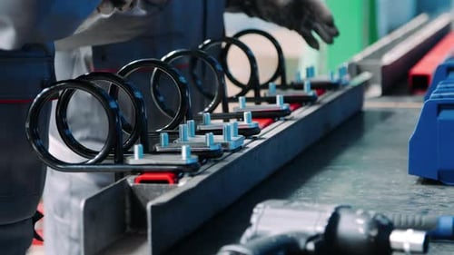 Les travailleurs assemblent une unité industrielle à partir de pièces métalliques à l'usine. Utilisation du manuel