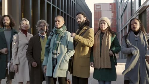 Equipe de negócios diversificada de sucesso cruzando braços ao ar livre