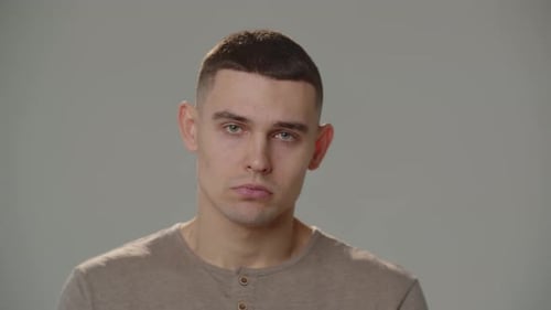 Der herabhängende Mann schaut mit einem traurigen Blick in die Kamera Nahaufnahme eines traurigen Mannes mit einem kurzen