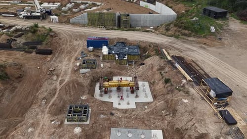 Primer plano con drones de la construcción del Estadio Nacional de Vilna con cimientos de hormigón y barras de refuerzo