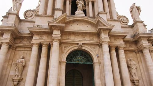 Antiga porta de entrada de uma igreja histórica