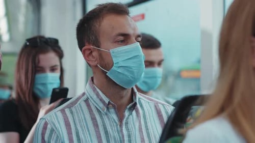 La Vidéo montre la vie quotidienne dans une ville en période de crise sanitaire