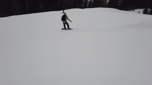 Viele Snowboarder in den Alpen 4K AD