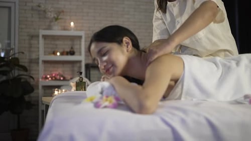 Kunden erhalten eine Massage im Spa.