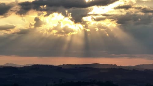 Sonnenstrahlen bei Sonnenuntergang Landschaft in den Bergen Brasiliens.