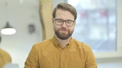 Porträt eines lächelnden jungen Mannes