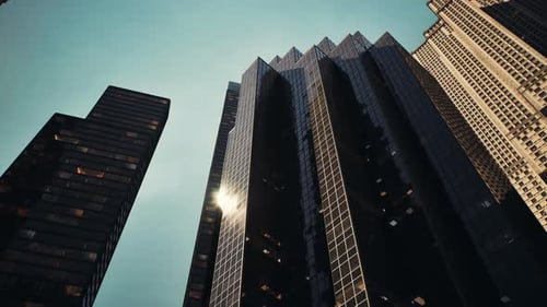 Edificios altos que se extienden hacia el cielo en un bullicioso paisaje urbano