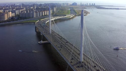 Wir fliegen zurück am Pylon der Schrägseilbrücke mit Blick auf die Stadt