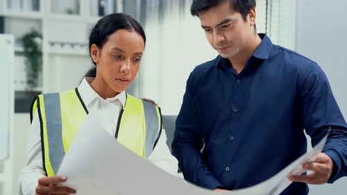 Un investisseur et un investisseur compétent discutent et réfléchissent avec des ingénieurs sur le plan directeur