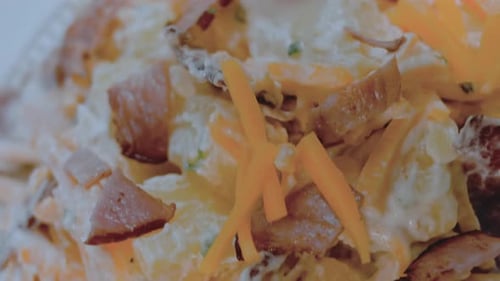 Ensalada de papas y pimientos jalapeños con tocino, comida al estilo retro de los años 20