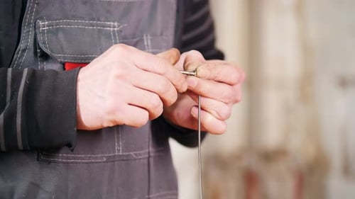 Industriekonzept Ein Arbeiter wickelt die Schraube mit einem